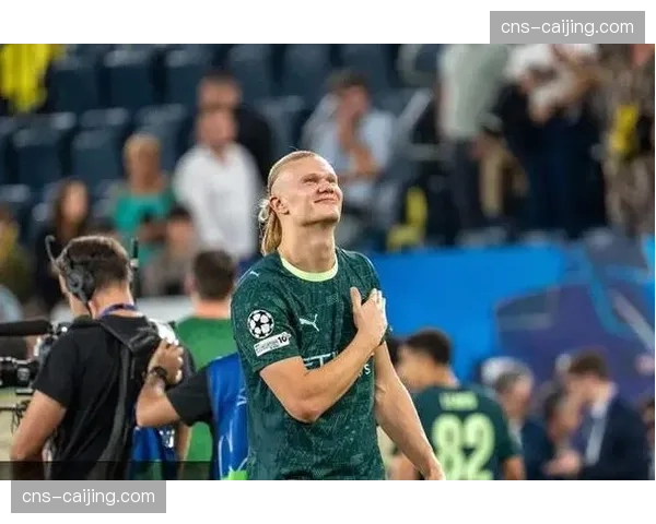 特写：哈兰德打入俱乐部生涯第200球后，将皮球送给看台上的父亲